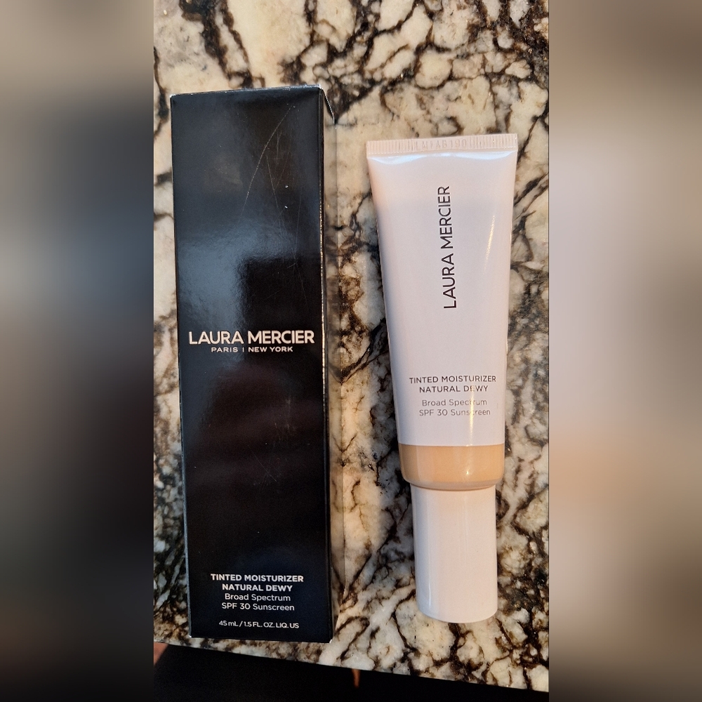 Laura Mercier Tinted Moisturizer Natural Dewy - Light/Beige Exp. 7/2026